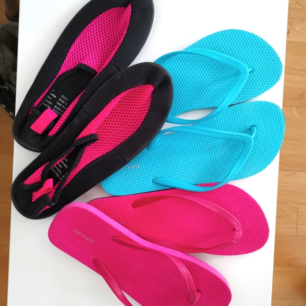 Bundle 3 pairs flip flops water shoes